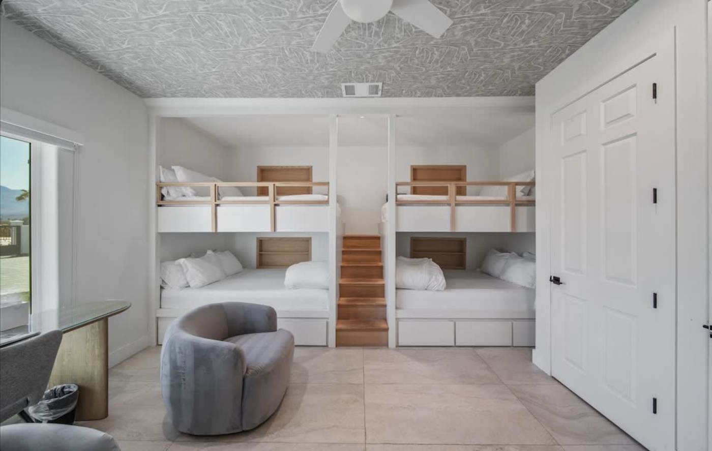 Queen bunk room